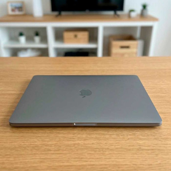 Apple MacBook Pro 15 [2017] – Core i7, 4GB Graphics