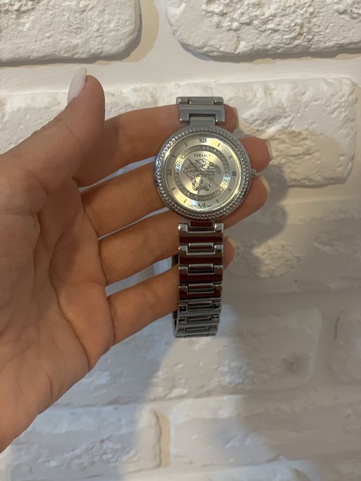 Стильні жіночі часи Versace