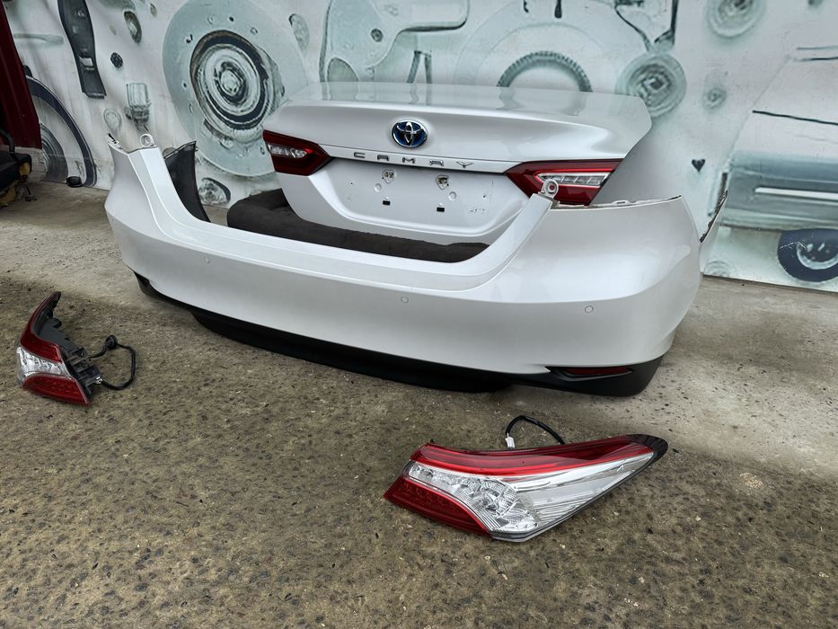 Toyota Camry 70  Кришка багажника Бампер задній Фонарь