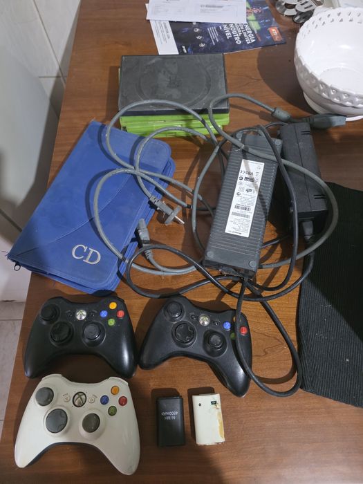 Lote 2x Xbox 360 (Fat + E) + 3 Comandos + Jogos Vários (GTA V, COD, Forza)