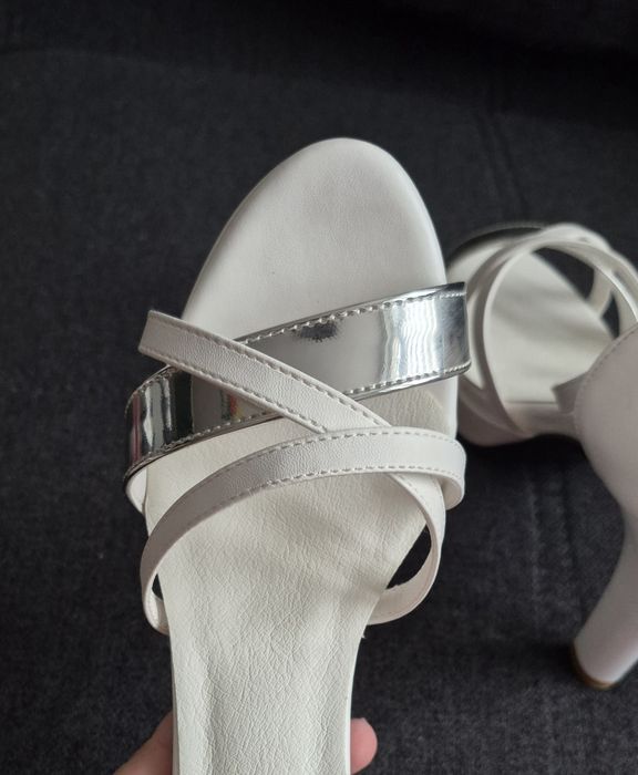 Buty na obcasie białe