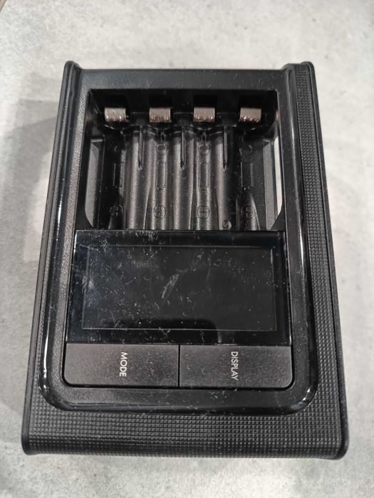 Ładowarka Varta do akumulatorków AA/AAA 4x LCD procesorowa