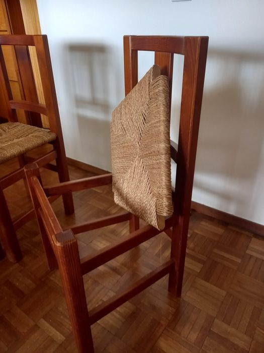 4 Cadeiras em madeira maciça, com assentos amovíveis, feitos em corda