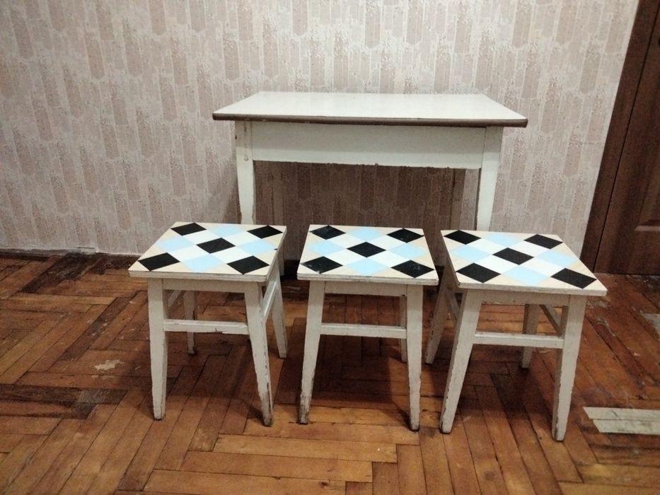 Продам стол и стулья для кухни