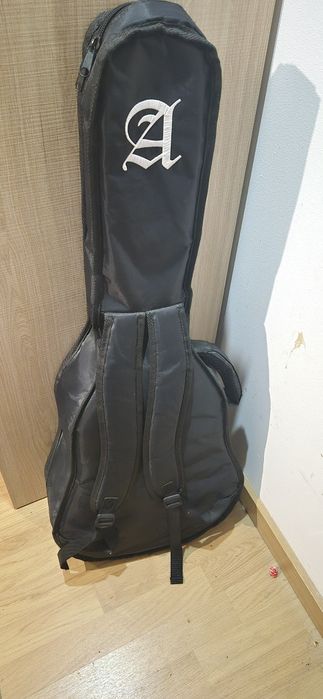 Uma Guitarra Lusitana GC 200  fabrico português
