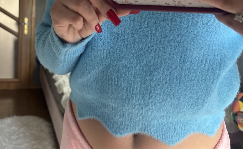 Niebieski sweter z golfem