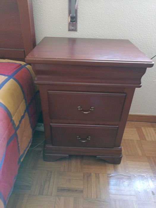 Mesa de cabeceira em madeira