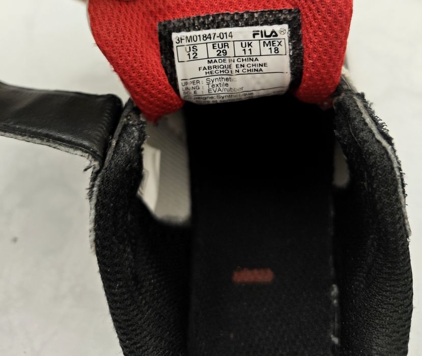 Tenis criança Fila 29 pretos, brancos e vermelhos