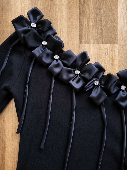 Blusa Sem Ombro Preta com Flores e Brilhantes (NOVO)