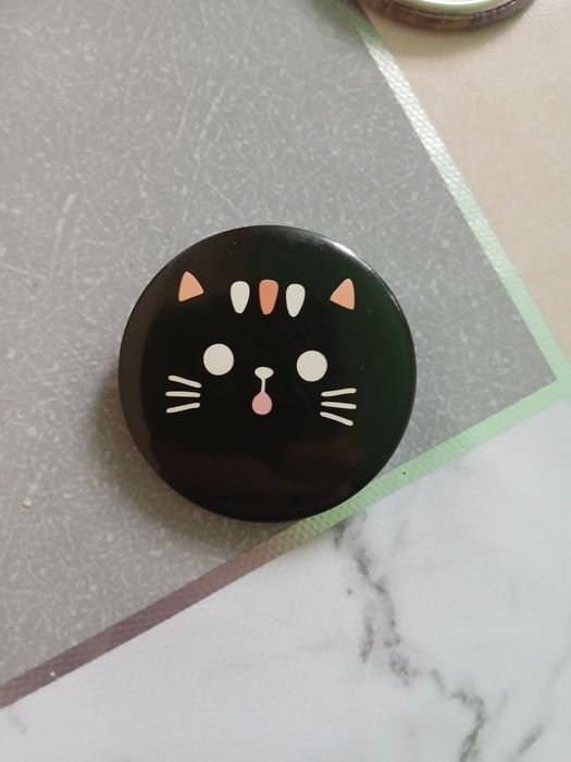 Продам значки с котами и с уиллом