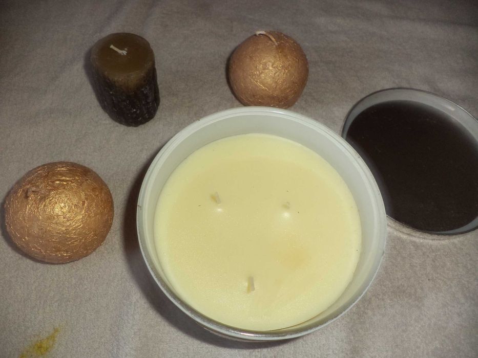 Świeczki 4 szt jedna duża zapachowa wanilia nowe