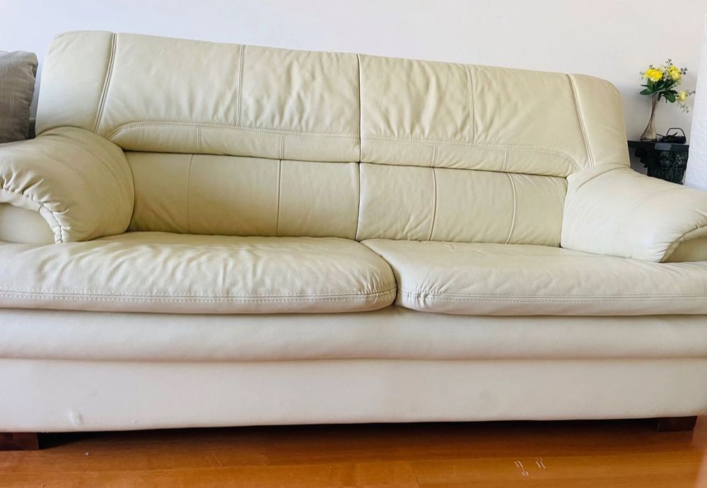 Sofas  de  dois lugares  ou tres.