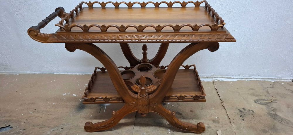 Móvel antigo para bar com suporte de garrafas