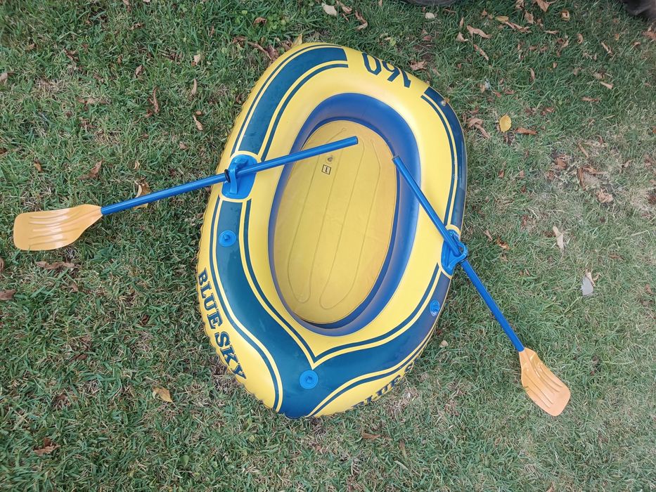 Barco de praia com remos para criança