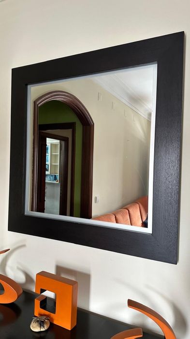 Espelho grande com borda preta