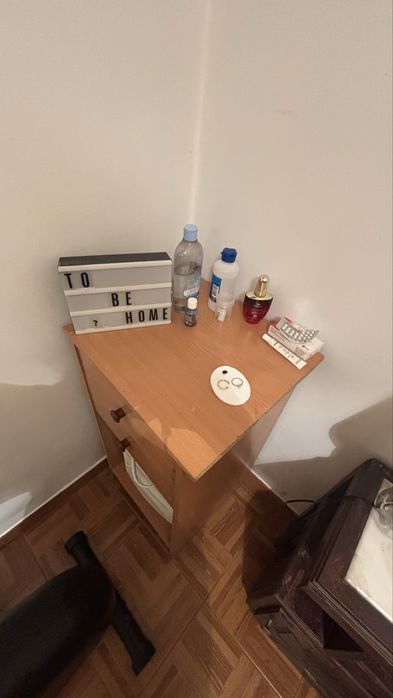mesa de cabeceira em madeira
