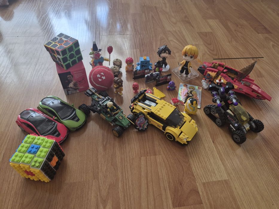Продаю різні іграшки фігурки лего машинки і колекційне
