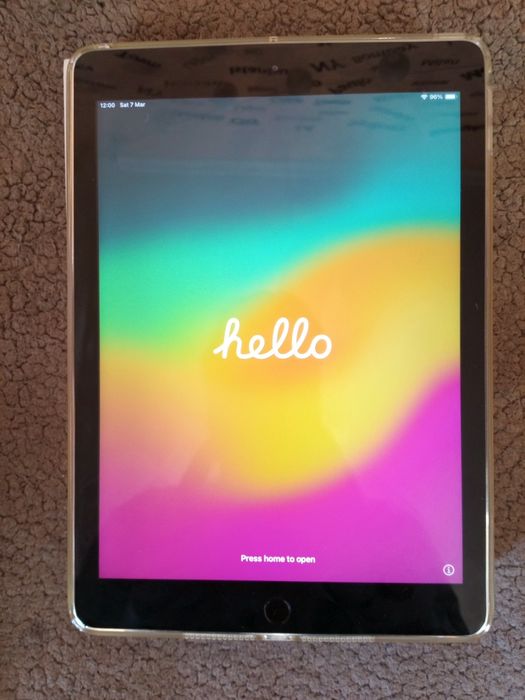 iPad 6 32gb с чехлом коробкой и наушники