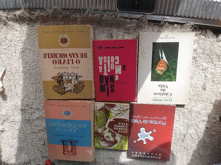 Livros diversos antigos e Bíblia
