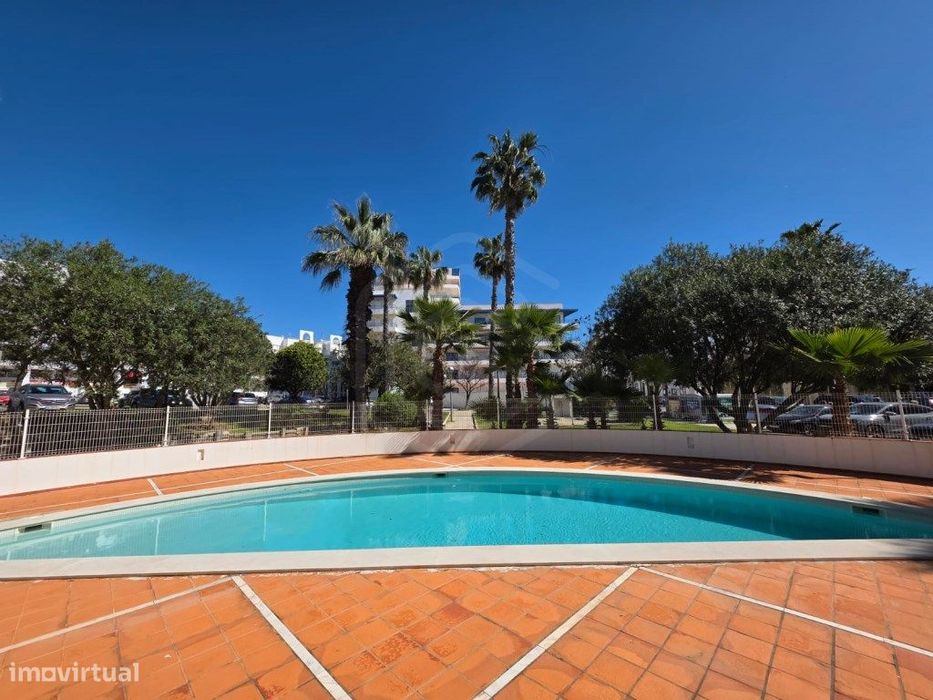 Apartamento T1+1 renovado, a 50 metros da praia de Quarteira, Algarve — Quarteira, Faro