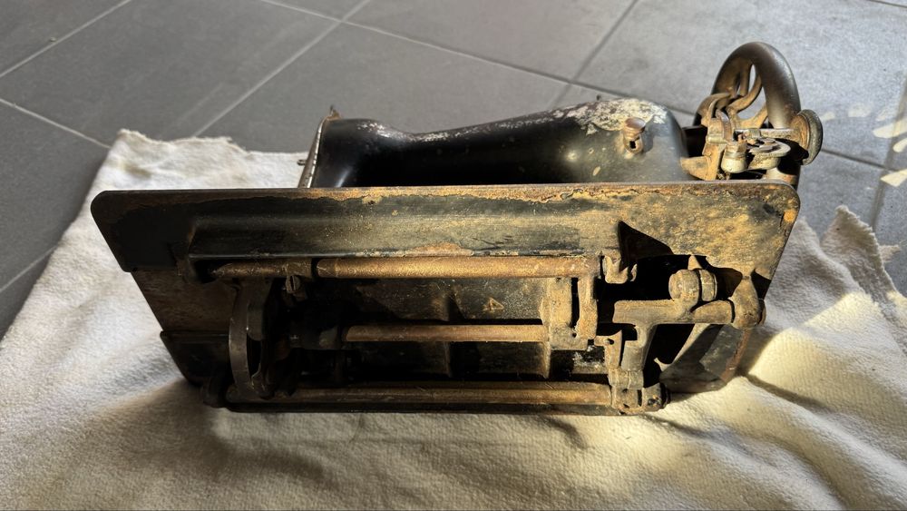 Maquina de costura primitiva