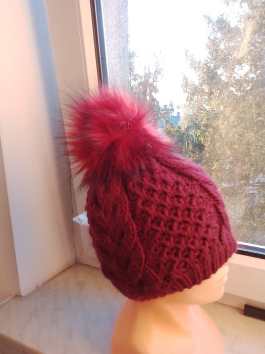 Czapka damska z pomponem burgundowa