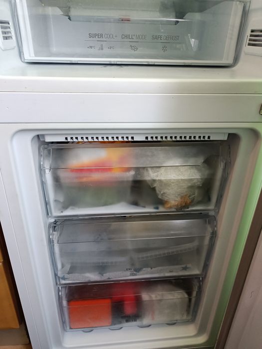 Frigorífico combinado no Frost Hotpoint funciona com sinais na porta