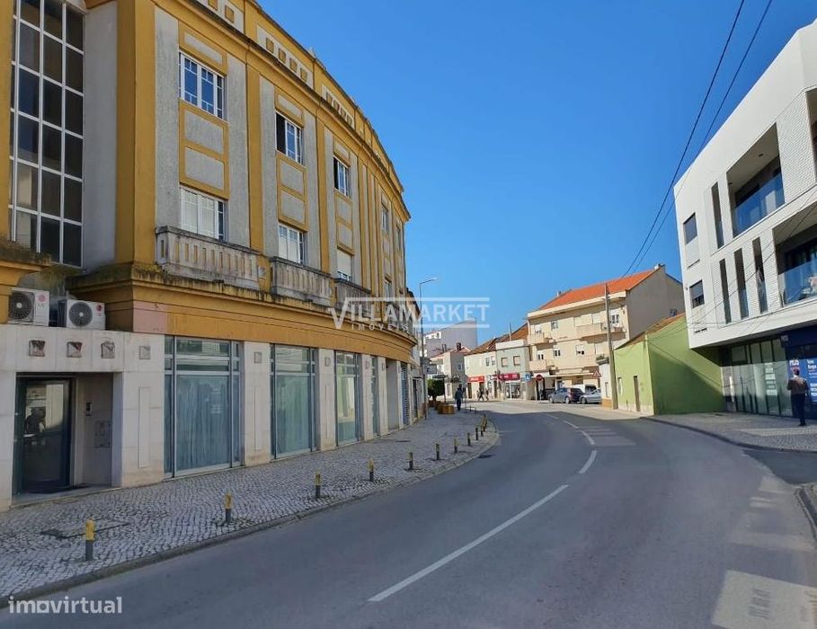 Loja da banca com 221 m2 situada na EN 118 em pleno Centro de Samora C