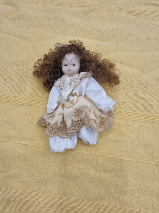 Boneca Antiga Pequena em Porcelana medidas nas fotos