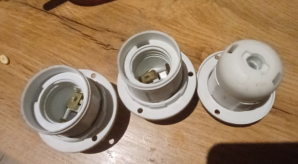 Oprawki oświetleniowe E27 z kołnierzem (plastikowe, białe) – 3 sztuki