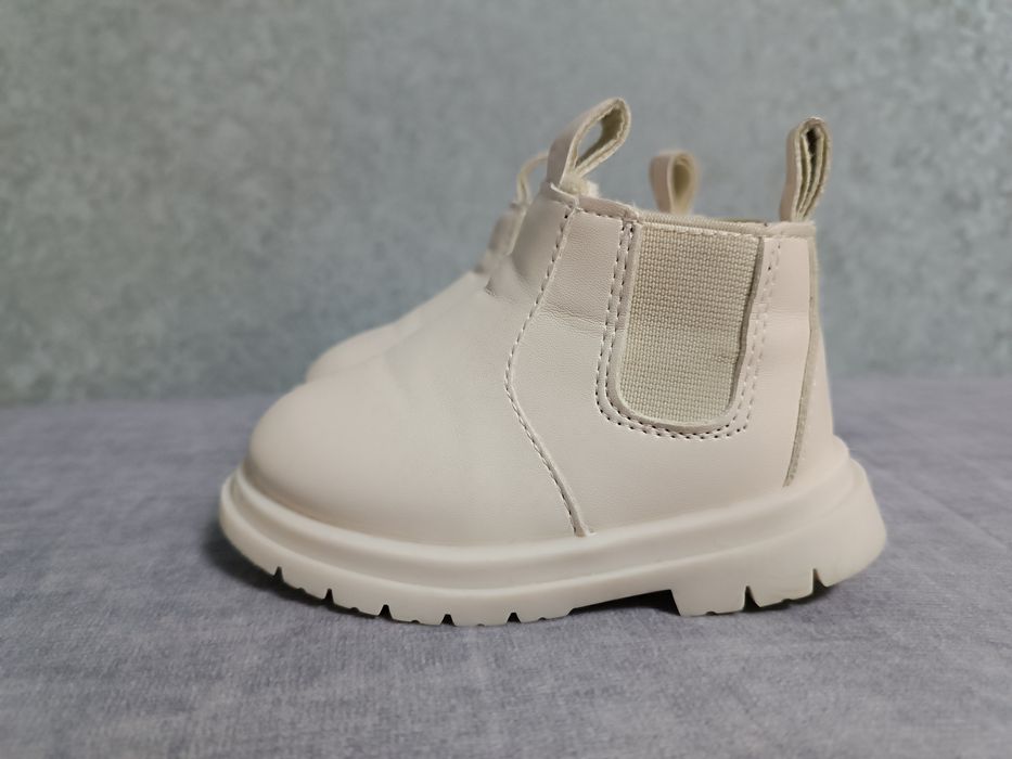 Модні черевички для дівчинки