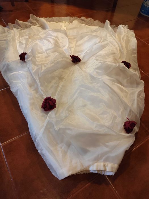Vestido de noiva, para noiva pequena. Claro que usado uma vez :)