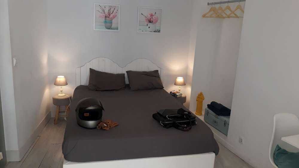 Quarto com WC Privado. Metro Chiado Lisboa, Caução.