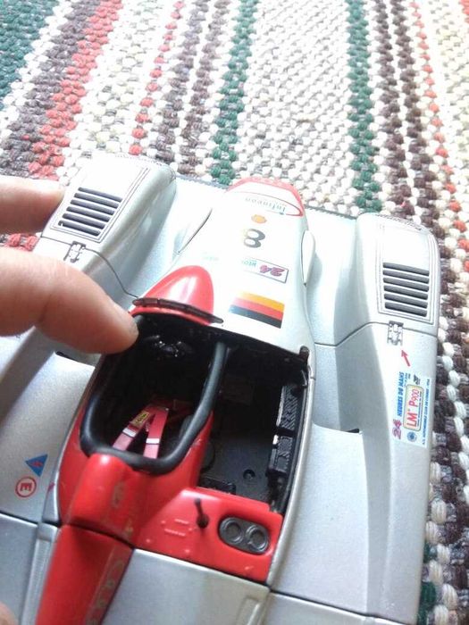 Audi R8 vencedor de Le Mans 2000 1:18