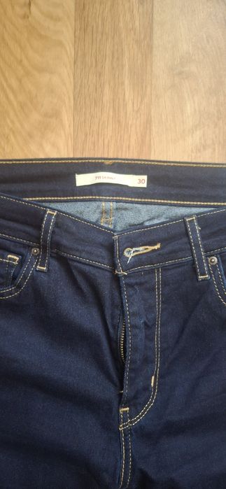 Продам джинсы Levis женские