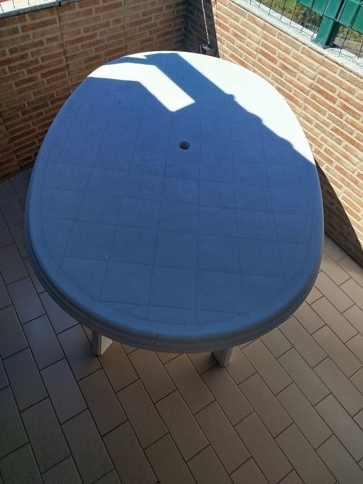 Mesa em resina branca com seis cadeiras
