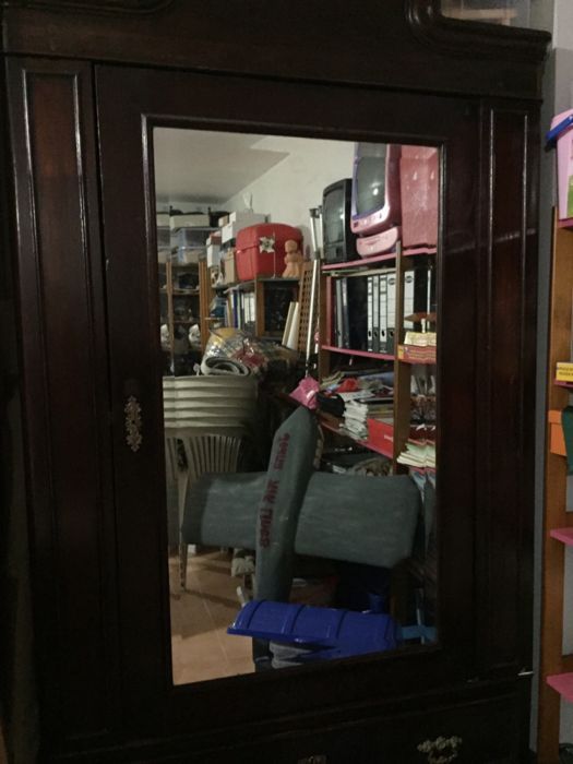 Guarda fatos muito antigo com espelho e 2 gavetões