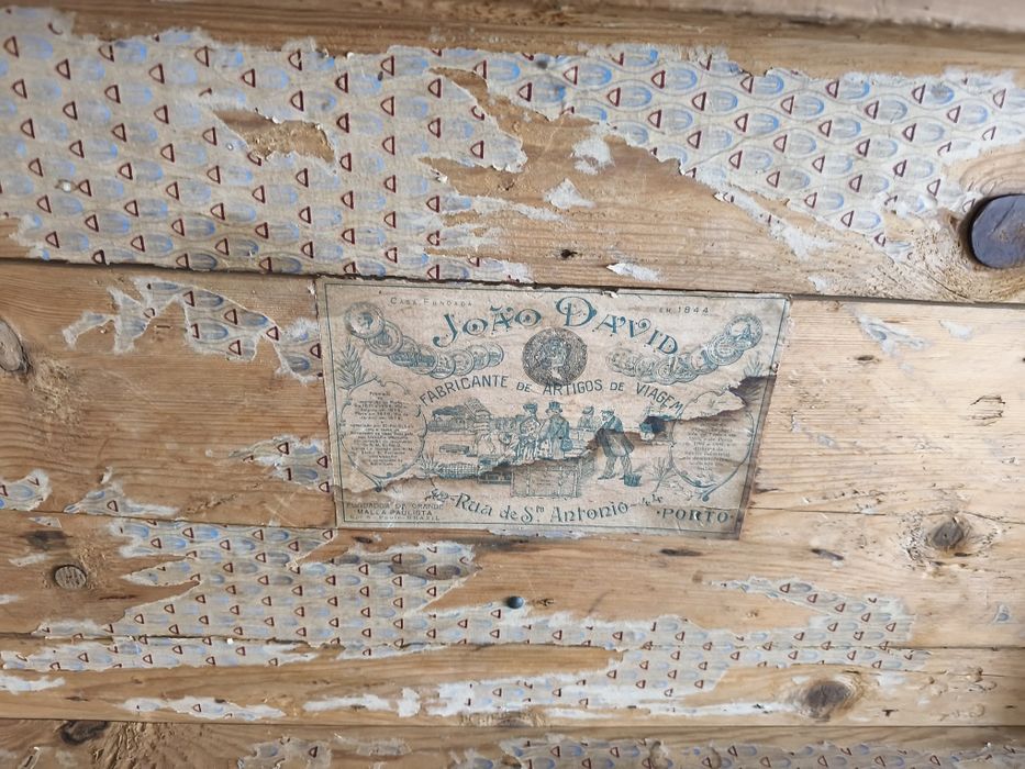 Arca vintage com revestimento de pele