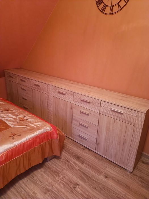 Duży zestaw mebli sypialnianych.