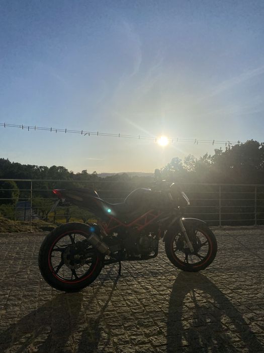 Benelli bn 125.