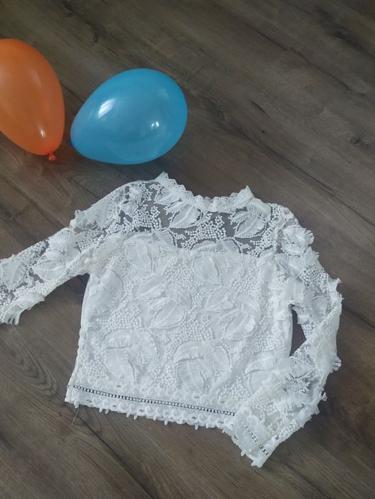 Нарядна біла блузка в школу