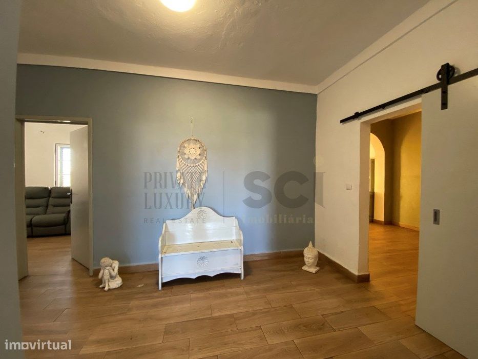 Uma fantástica moradia com áreas amplas com um excelente terreno.