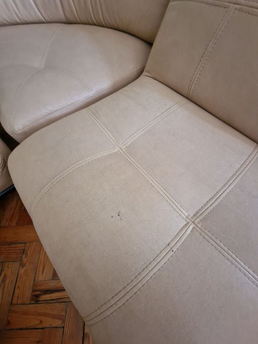 Sofá em pele bege e preto chaise long