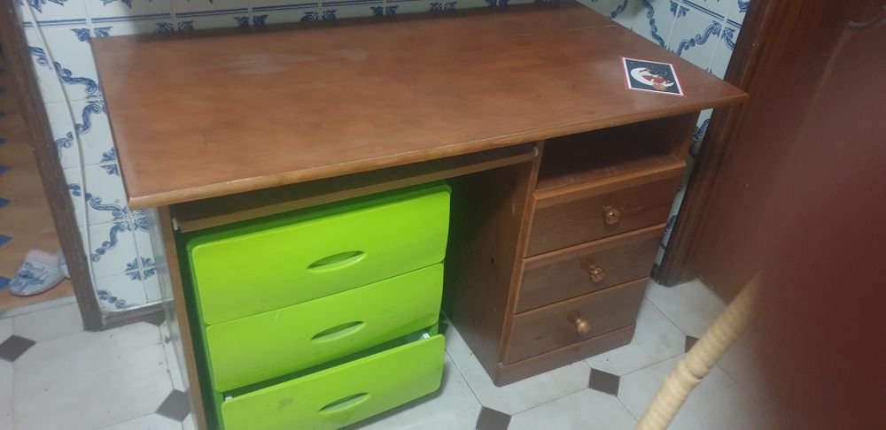 Móveis para vender, secretária e mesa de cabeceira