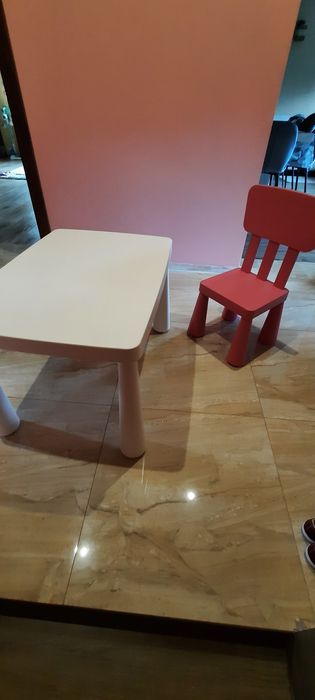 Krzesełko i stolik mamut IKEA