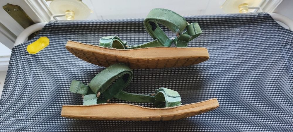 Teva босоніжки 40 розмір шкіра