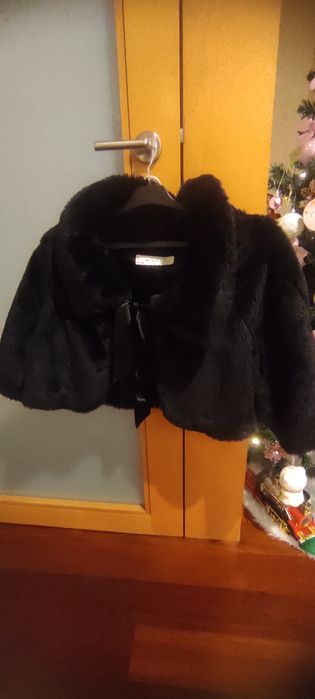 Casaco preto curto. Peludinho.