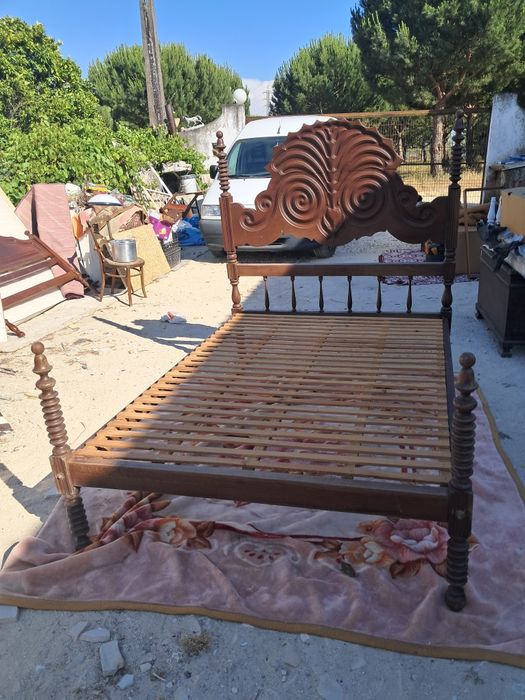 Cama de casal em madeira com estrado