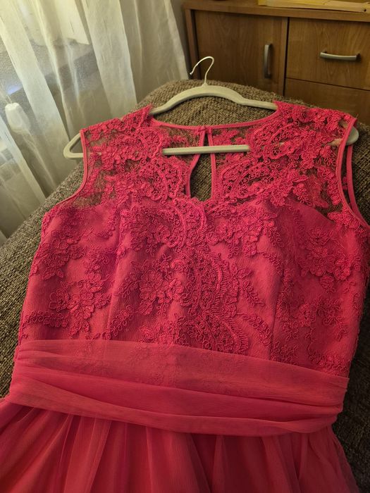 Śliczna, kobieca suknia z koronkami w rozmiarze 44