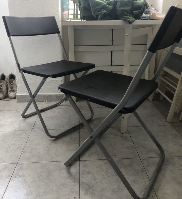 Duas cadeiras pretas IKEA